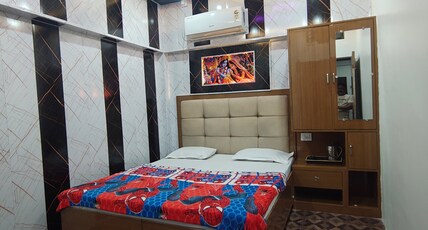 Ansh Paying Guest | Near Kashi Vishwanath Temple Room Type - Double Bed Ac Room