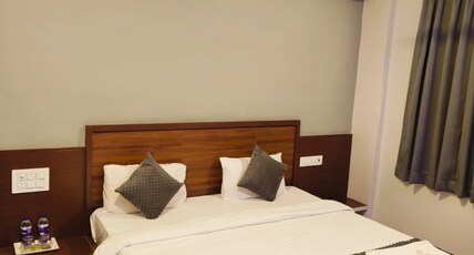 Hotel President Palace Lodging And Boarding Room Type - Deluxe King Bed AC Room