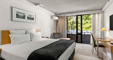 Novotel Queenstown Lakeside Room Type - Lakeside Room with one Kingsize Bed