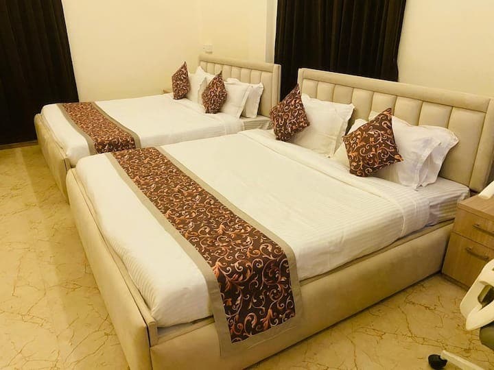 Handpicked Aashiyana Park Street||Luxury Stay||25C - Tap to explore photos