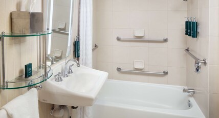 DoubleTree by Hilton Princeton Room Type - 1 KNG MOB HEAR ACC W TUB