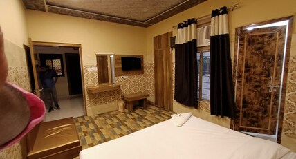 Chhabra Hotels Room Type - Deluxe Room Non AC Chhabra Hotels Room Type - Deluxe Room Non AC