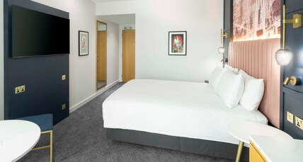 DoubleTree by Hilton Hotel Leeds City Centre Room Type - KING DELUXE ROOM