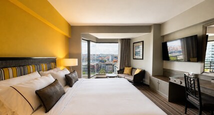 The Bayview Hotel Pattaya Room Type - Deluxe City View King Bed