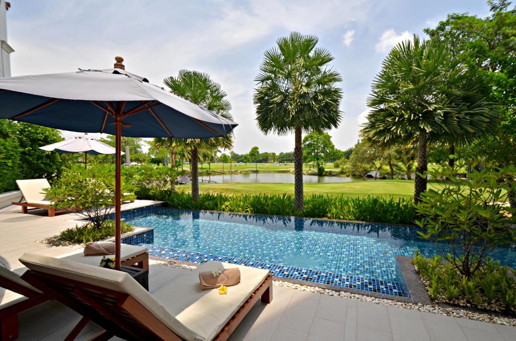 Summit Windmill Golf Suite Hotel at Suvarnabhumi - Tap to explore photos