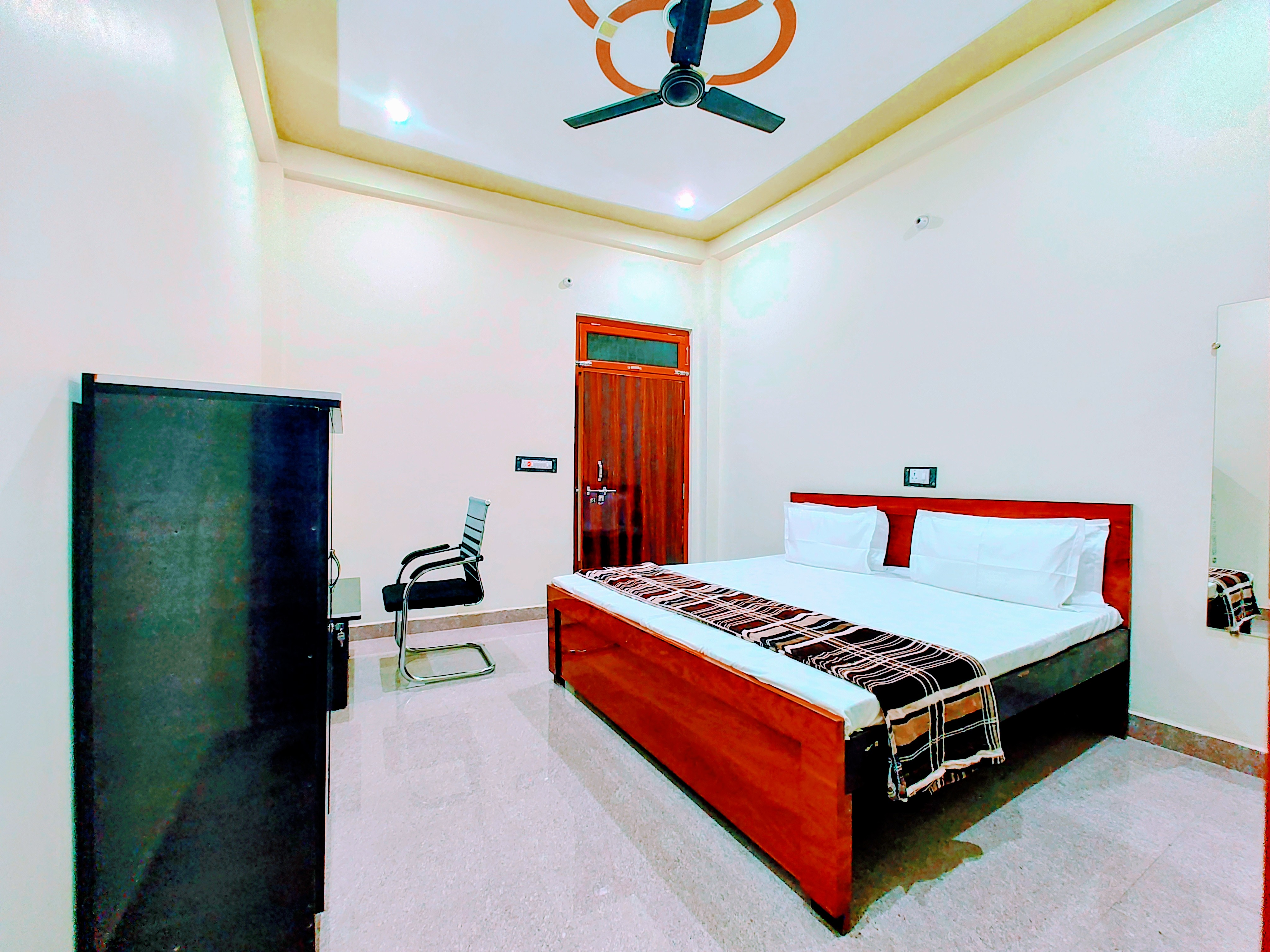 Hotel Raghukul - Tap to explore photos