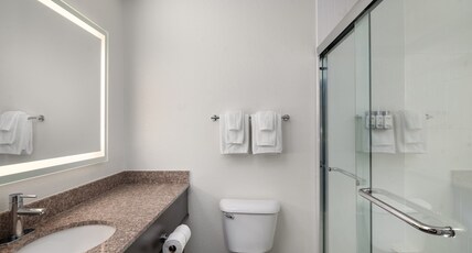 Garner Hotel PADUCAH WEST by IHG Room Type - 2 Queen Standard Walk In Shower