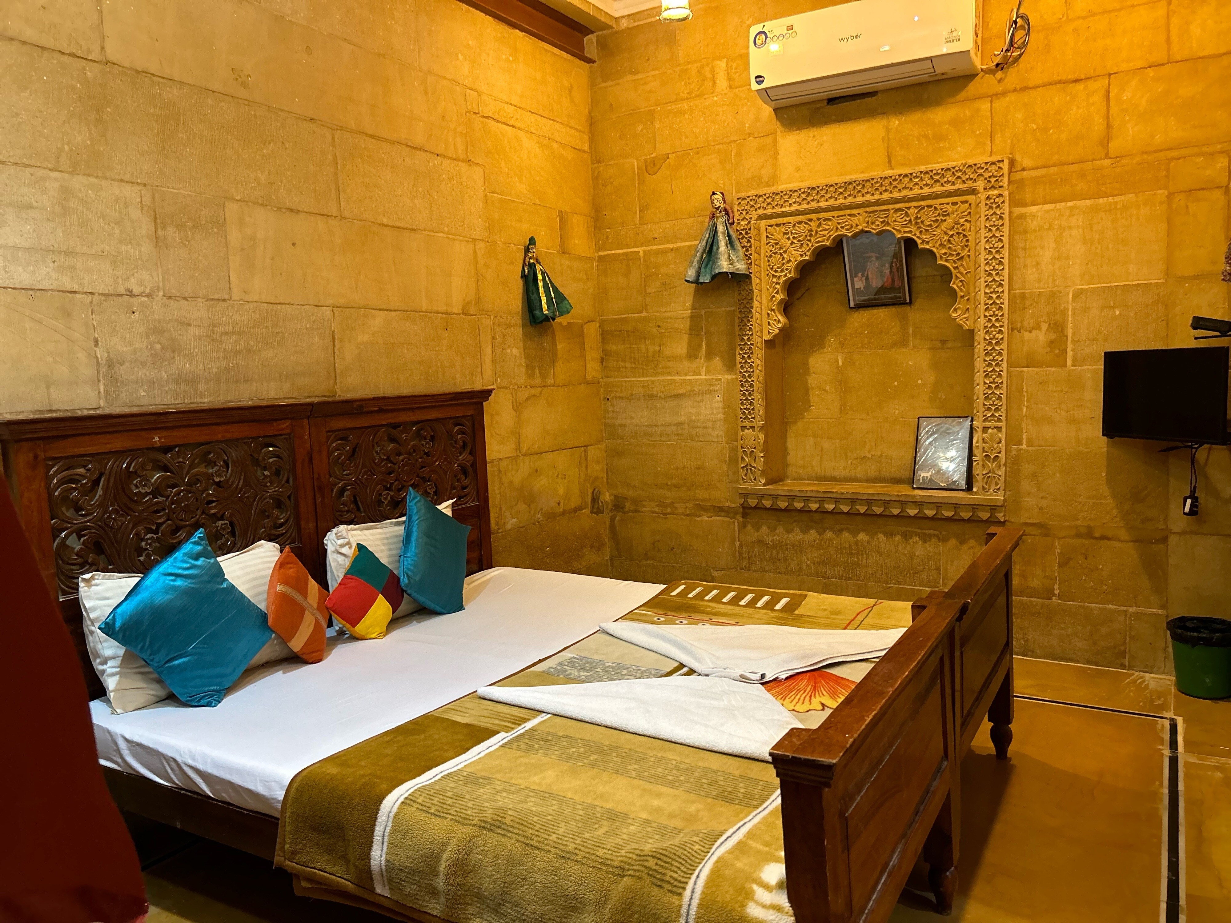 Hotel Pol Haveli - Tap to explore photos