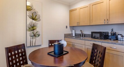 Best Western Plus Island Palms Hotel & Marina Room Type - Studio Suite - 1 King Bed, Mobility Accessible, Bathtub, Sofabed, Mini Suite, Non-Smoking
