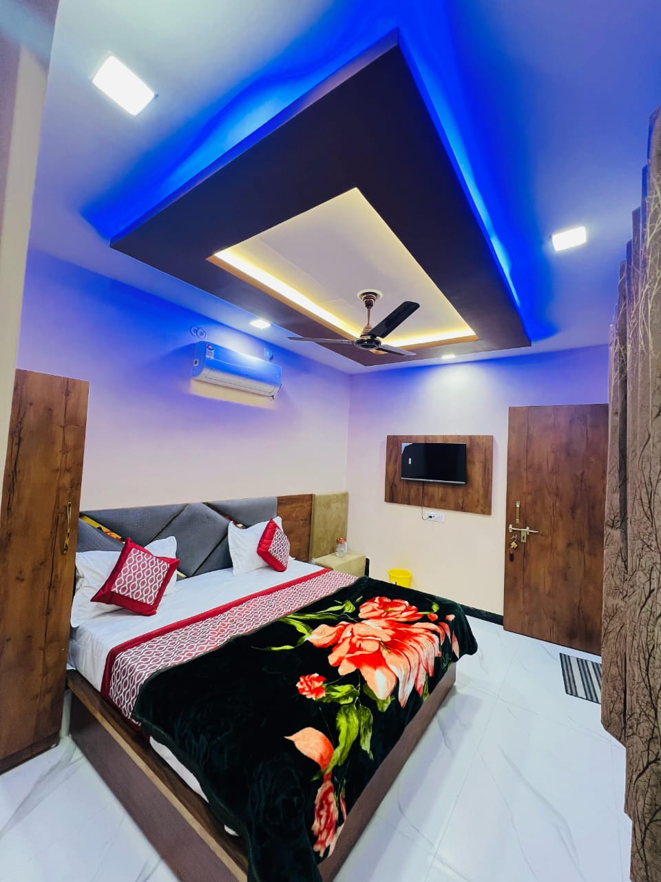 Hotel Mahakal Yogi - Tap to explore photos