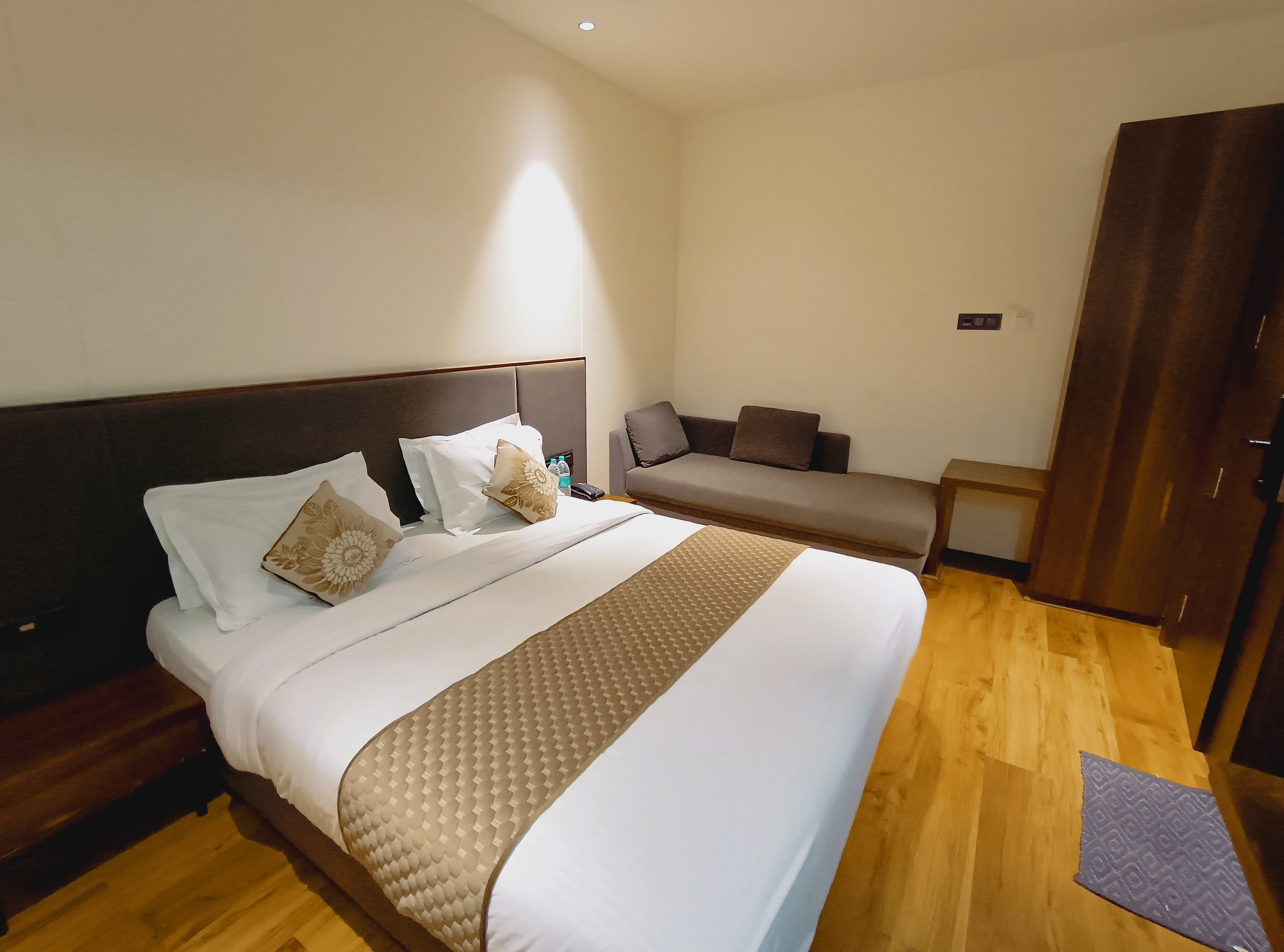 Hotel Riddhi Shree - Tap to explore photos