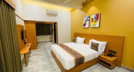 Hotel Giriraj Room Type - Deluxe King Bed Room