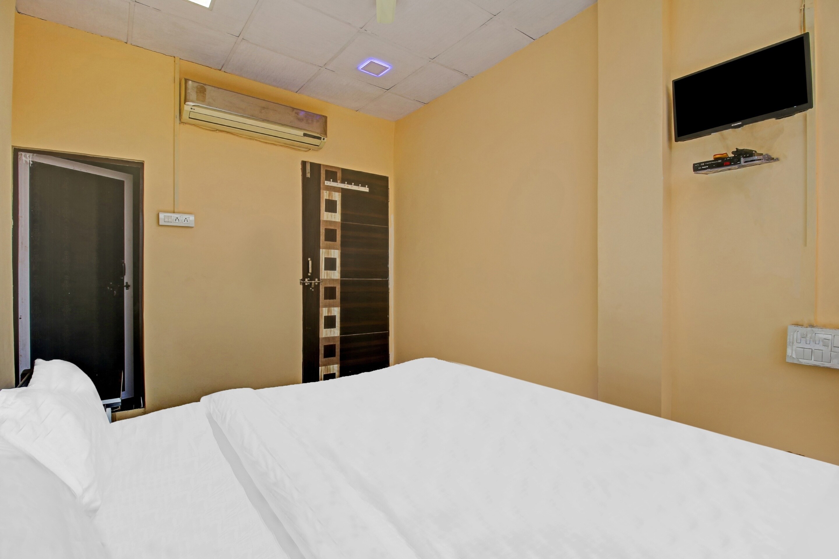 Hotel O Evergreen - Tap to explore photos