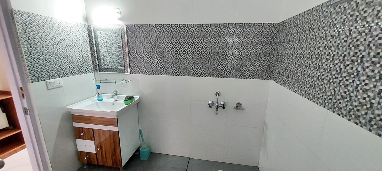 Eesh aawas - Tap to explore photos