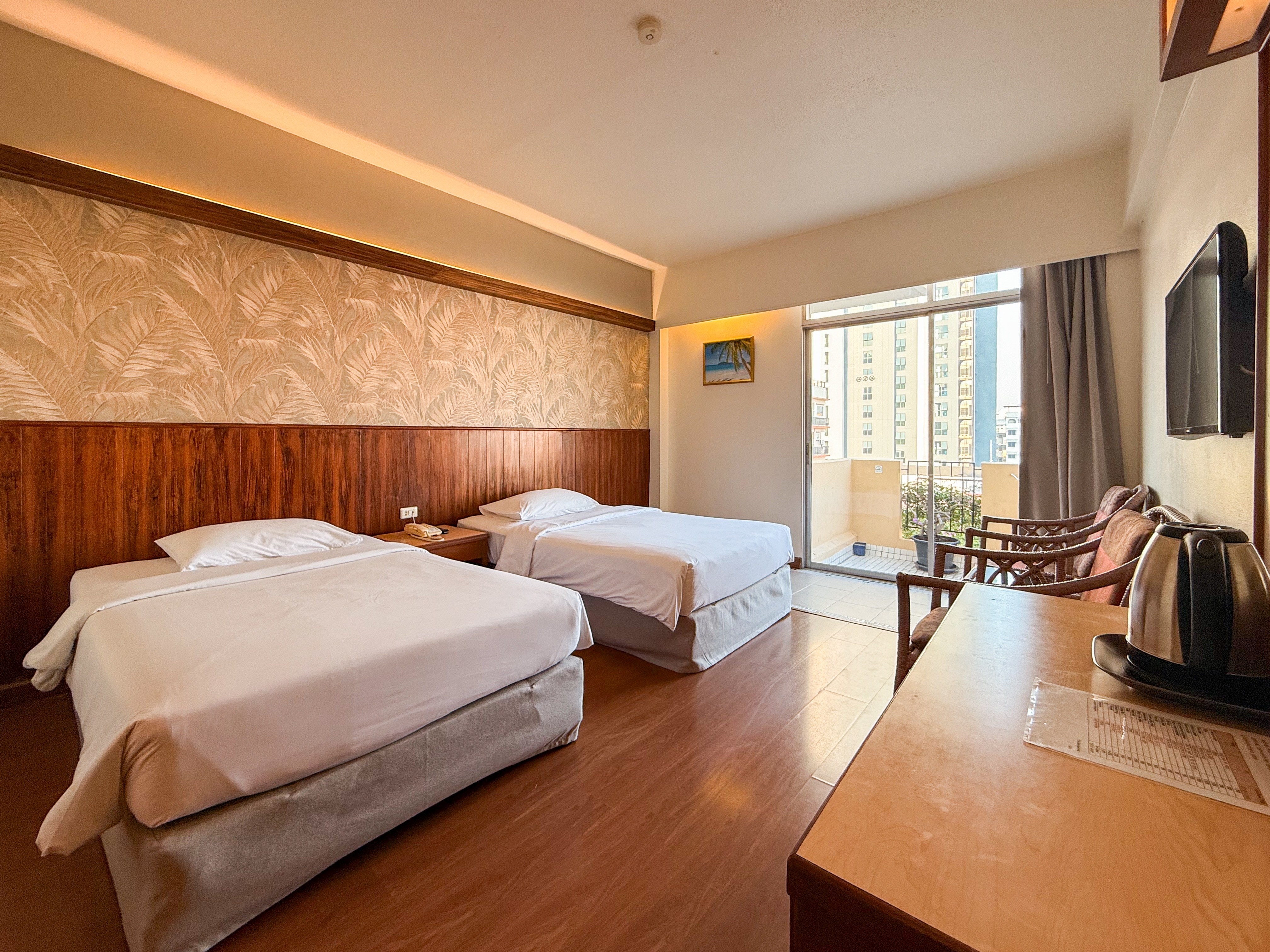 Golden Beach Hotel Pattaya - Tap to explore photos