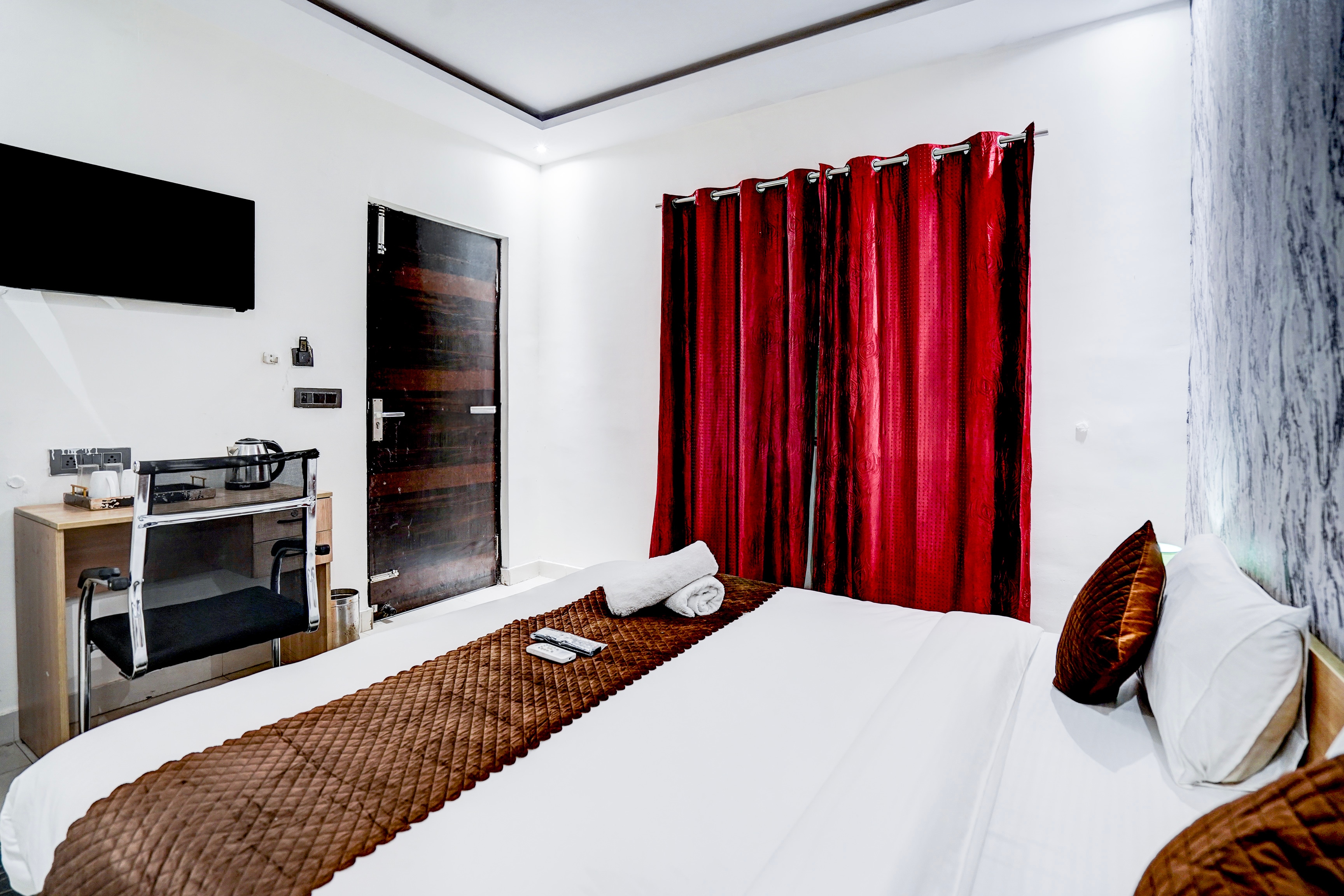 Kings Court Hotel Near Pitampura & NSP - Tap to explore photos