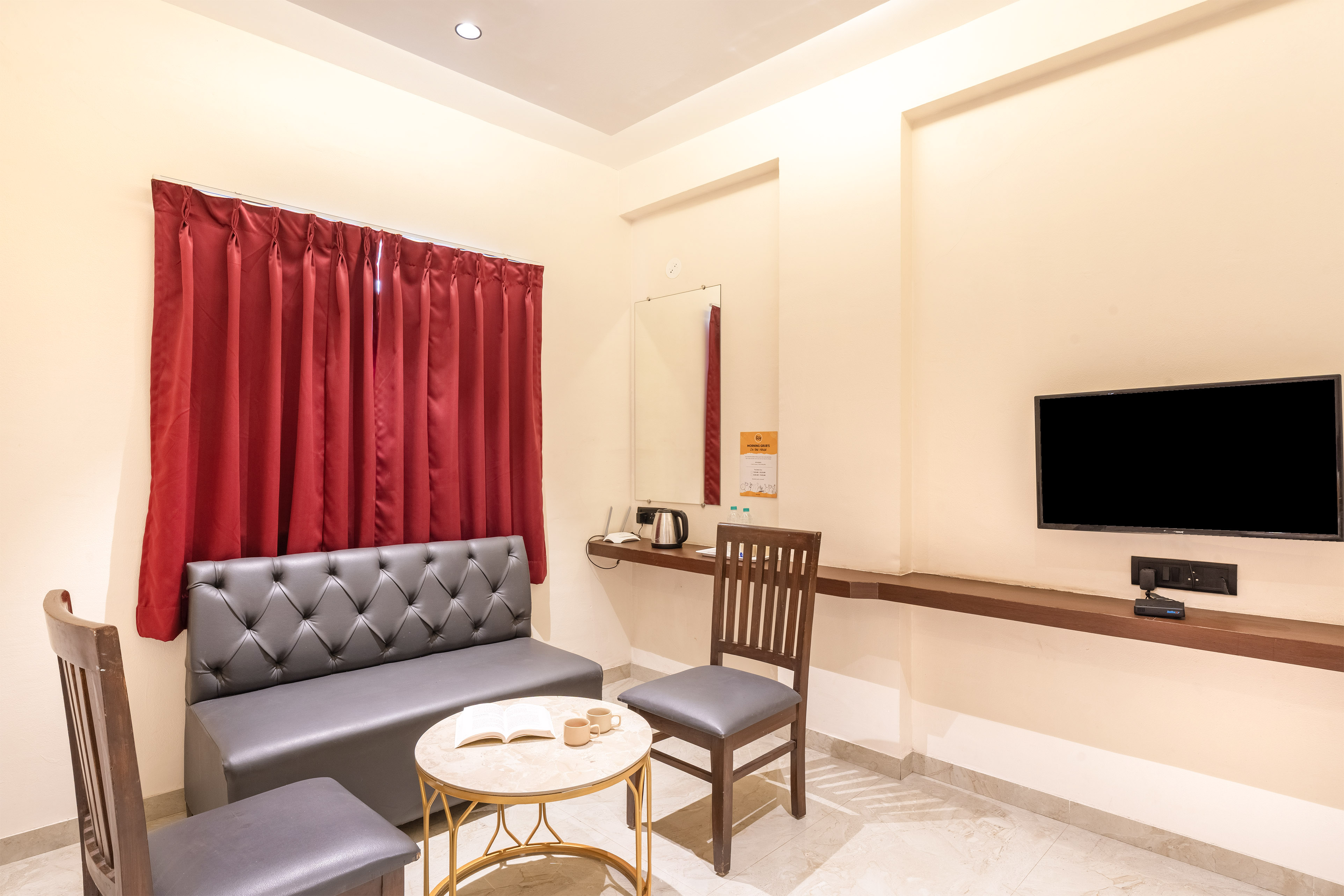 Itsy Hotels Lotus Executive - Tap to explore photos