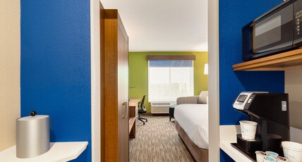 Holiday Inn Express & Suites HAYWARD Room Type - 1 King Standard Communications Accessible