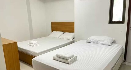 OYO 75577 Palace Hostel Room Type - Deluxe Triple