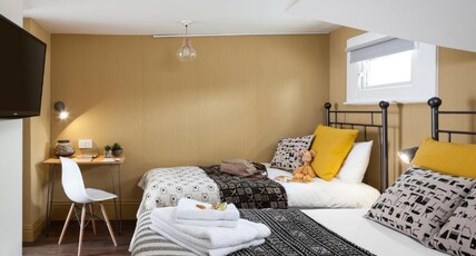 Peckham Rooms Hotel by Belvilla Room Type - Deluxe Triple Room