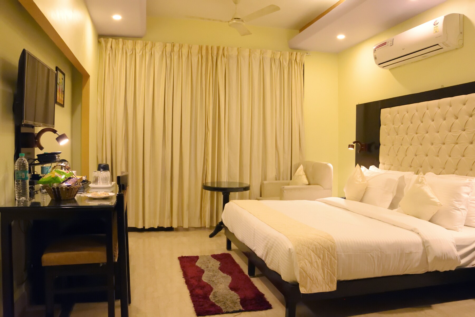 Hotel Sumedha Premium - Tap to explore photos