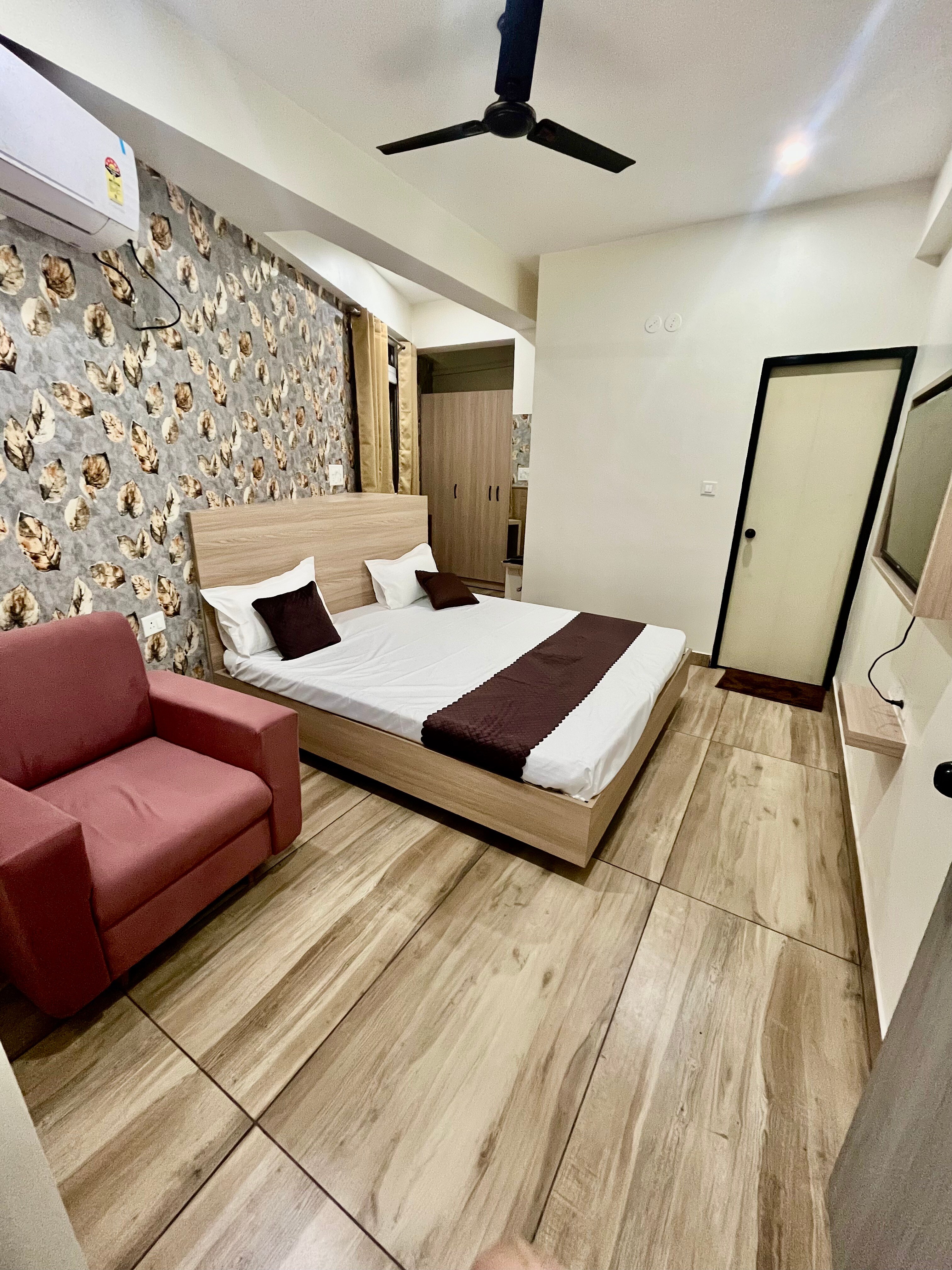 Deni Hotel & Banquets - Tap to explore photos