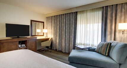 Hampton Inn & Suites by Hilton Milwaukee West Room Type - 1 KING BED