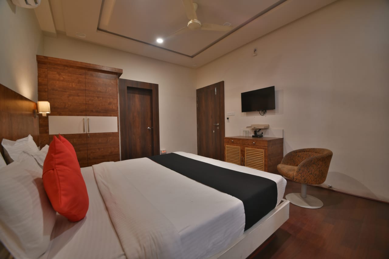 Hotel Sky High - Tap to explore photos