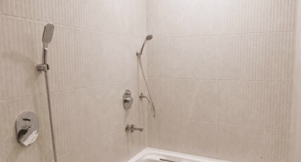 Hotel Lake Bloom Residency, Near L&T Powai Room Type - The Mahogany Soak