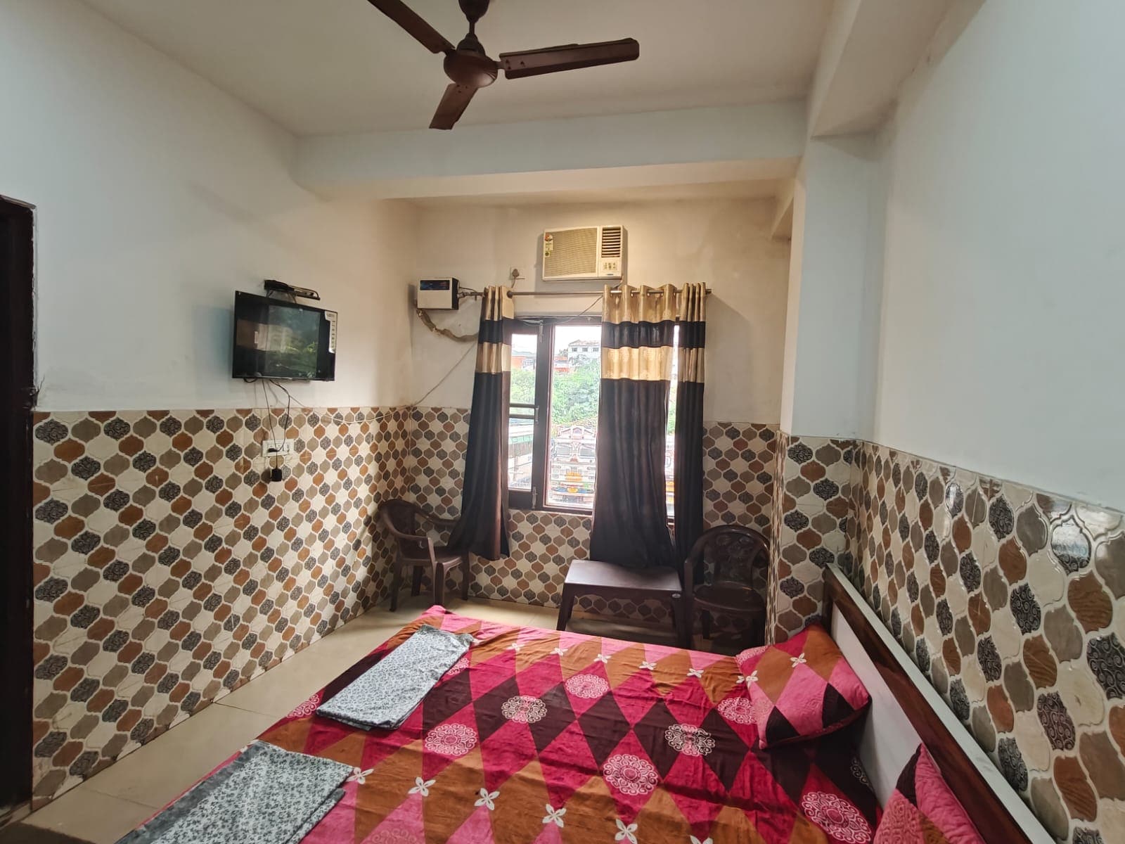 MS NEW SHER E KASHMIR LODGE - Tap to explore photos