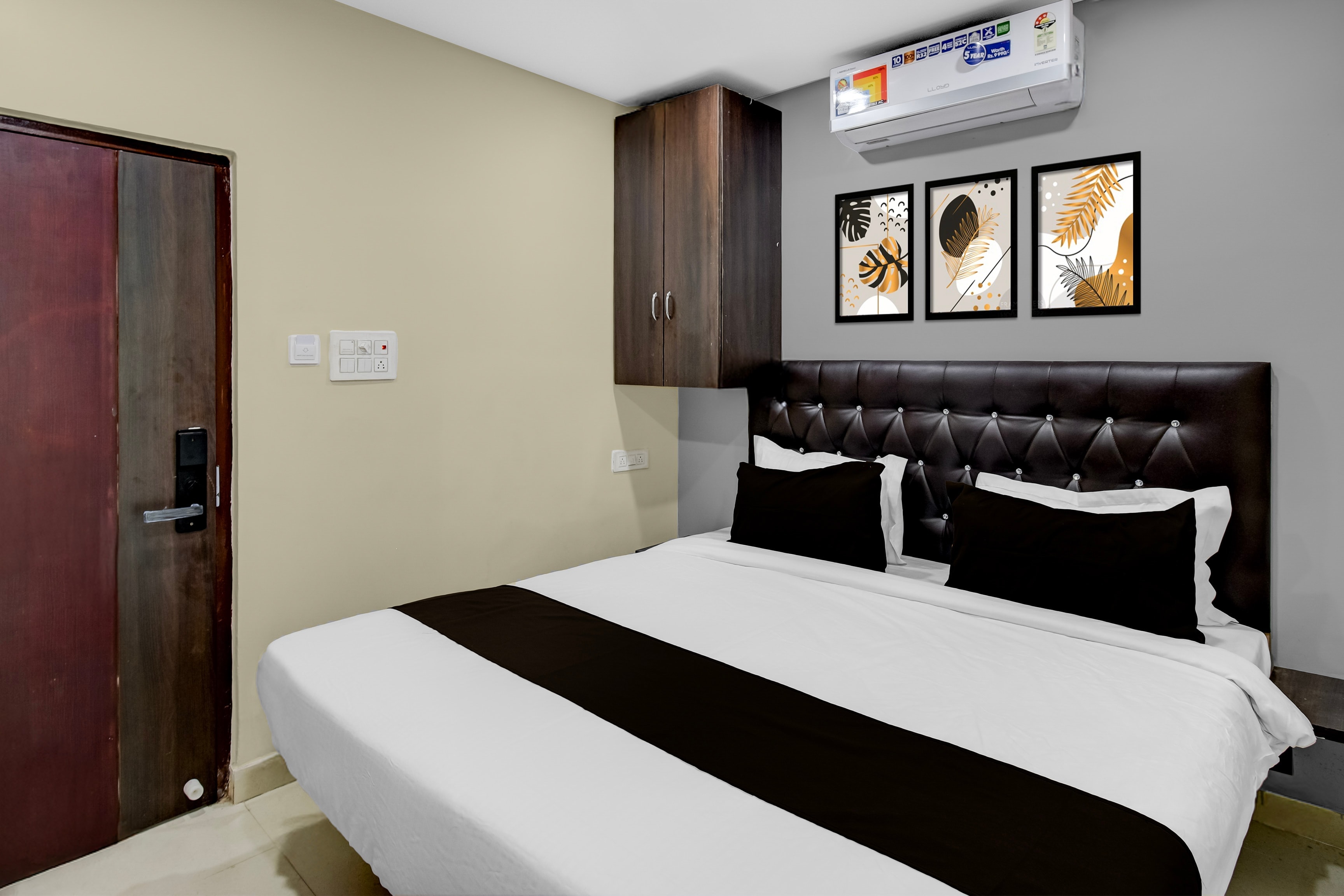 Hotel O by OYO Kings Inn Luxury Rooms - Tap to explore photos