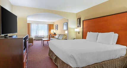 Best Western Plus Cascade Inn & Suites Room Type - Suite-1 King Bed, Non-Smoking, Sofabed For One Person, Microwave And Refrigerator, Wi-Fi, Full Break