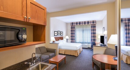 Holiday Inn Express Hotel Vernal Room Type - 1 King Bed Suite Comm Accessible