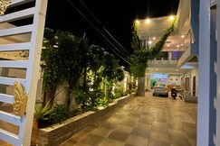 Address of WHITE HOUSE HOMESTAY