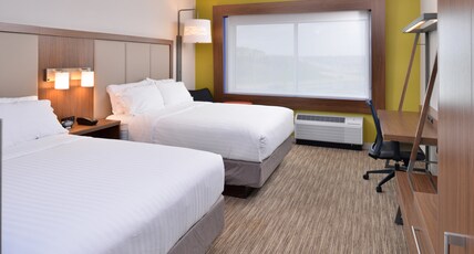 Holiday Inn Express & Suites Madison, an IHG Hotel Room Type - 2 Queen Standard Mobility Accessible Tub