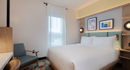 voco ASTORIA Room Type - 1 Queen Grand