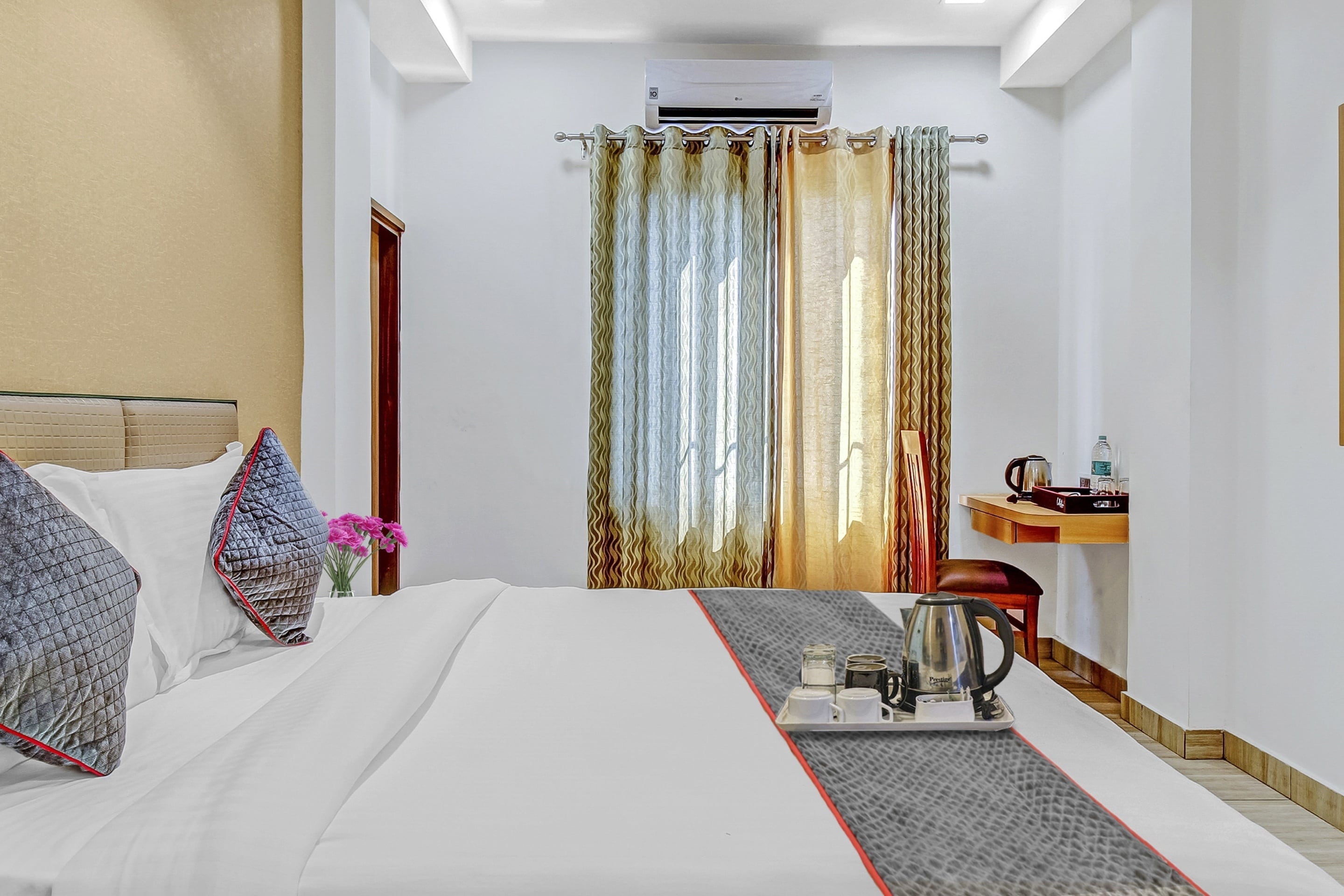 Townhouse Ekana Inn - Tap to explore photos