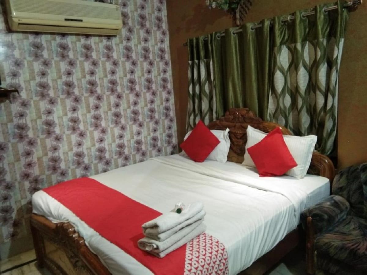 Hotel Rashmi - Tap to explore photos
