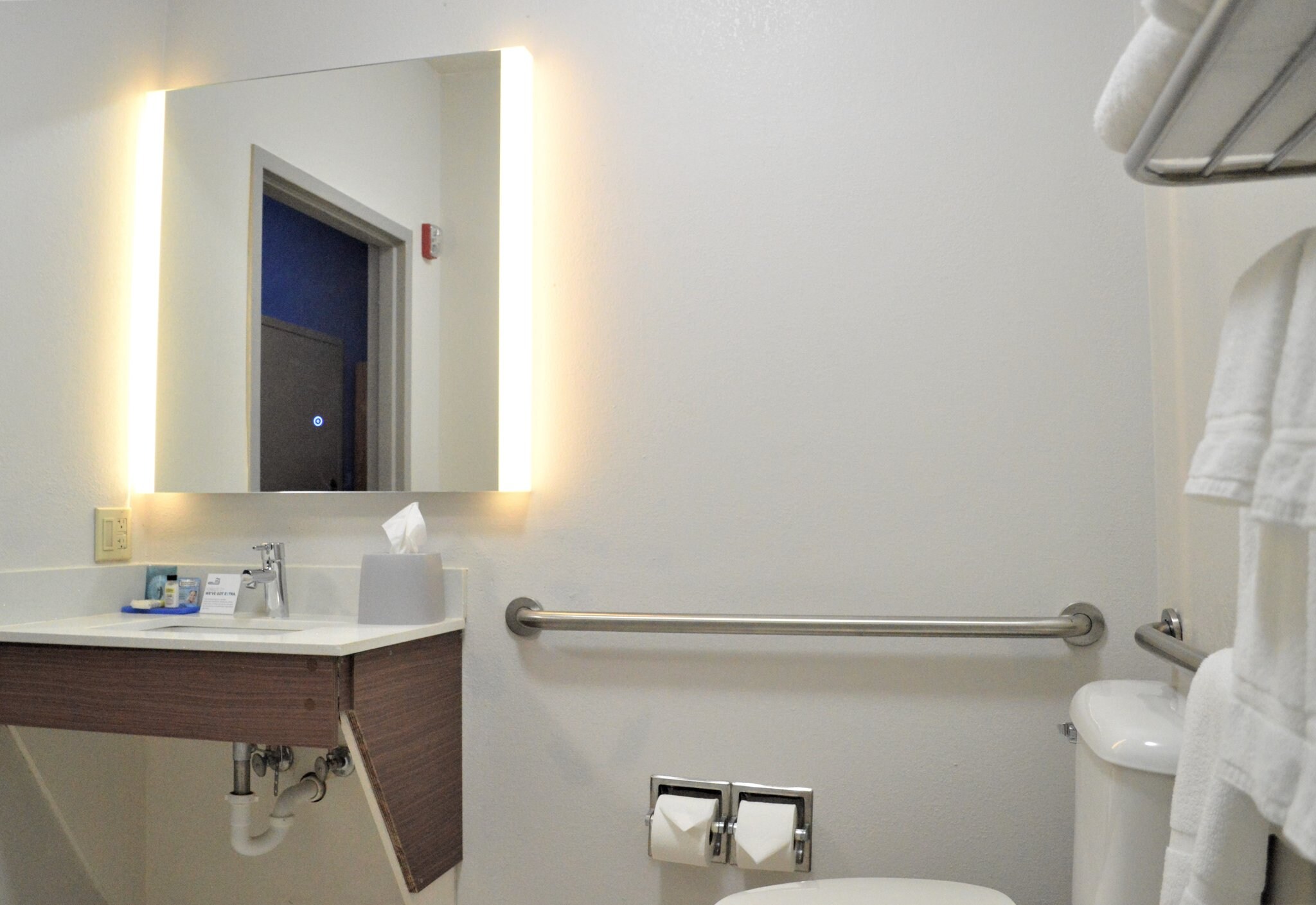 Holiday Inn Express Hotel & Suites Batesville - Tap to explore photos
