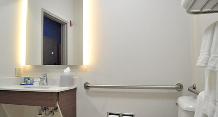 Holiday Inn Express Hotel & Suites Batesville Room Type - 2 Queen Standard Mobility Accessible Tub