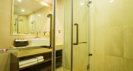 Best Western Chinatown Room Type - 1 King Bed, Non-Smoking, Deluxe Room, Full Breakfast