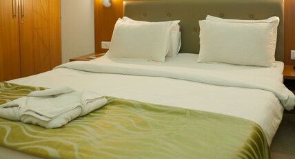 SRINIVAS SAFFRON HOTEL, MANGALORE Room Type - Deluxe King Bed