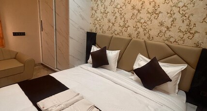 HOTEL RK75 Room Type - Deluxe Ac