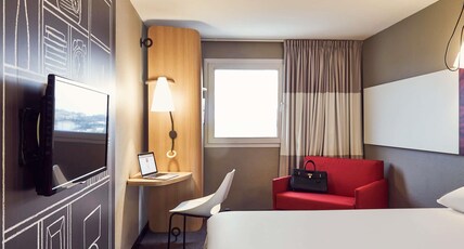 ibis Toulon La Valette Room Type - Superior Room with 1 double bed and twin beds ibis Toulon La Valette Room Type - Superior Room with 1 double bed and twin beds