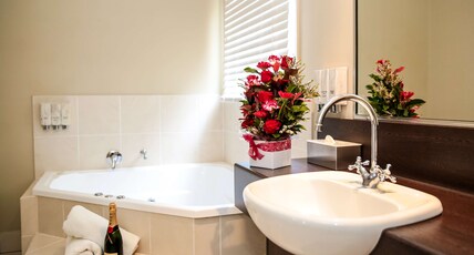 Best Western Bungil Creek Motel Room Type - 1 King Bed, Non-Smoking, Deluxe Room, Jetted Tub, Work Desk, Cable Tv, Wi-Fi Best Western Bungil Creek Motel Room Type - 1 King Bed, Non-Smoking, Deluxe Room, Jetted Tub, Work Desk, Cable Tv, Wi-Fi