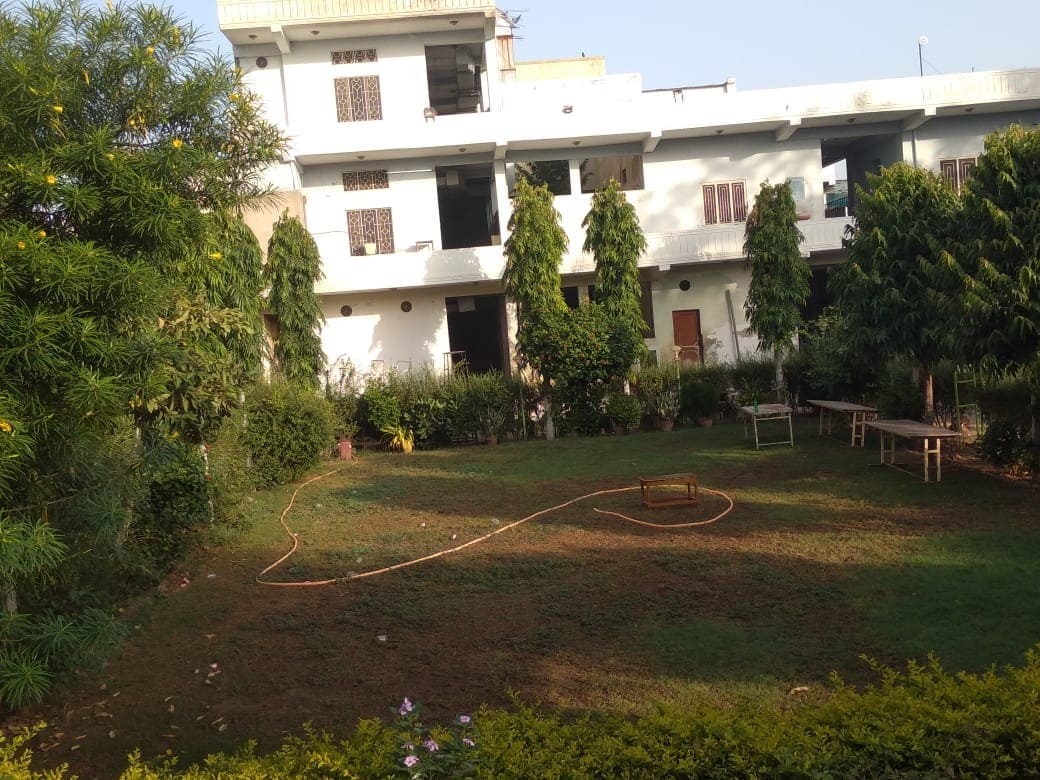 Hotel Shiv Palace - Tap to explore photos