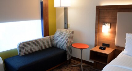 Holiday Inn Express & Suites PITTSBURGH - MONROEVILLE Room Type - 1 King Standard