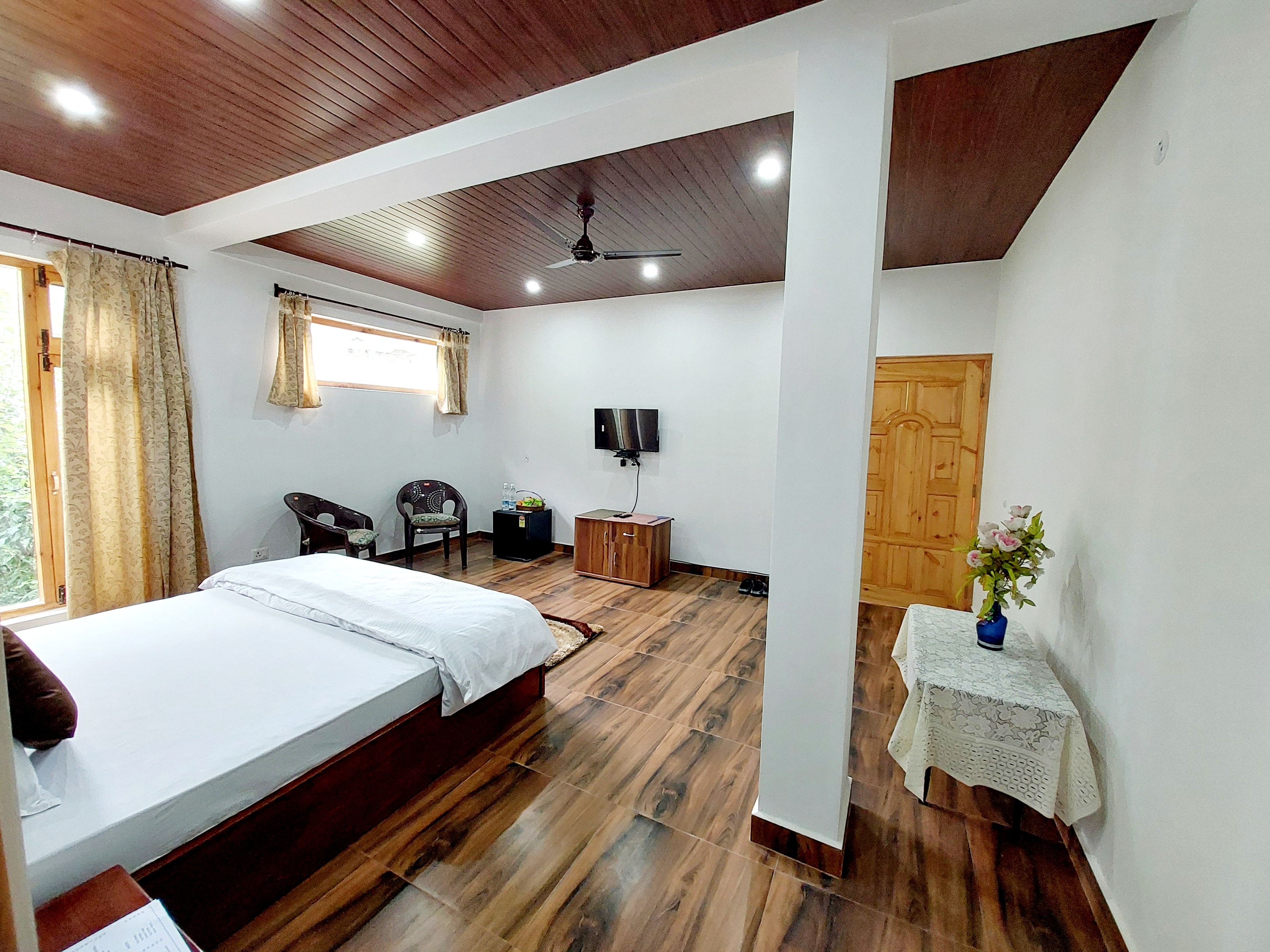 Silver Streak 2 bhk with kitchen - Tap to explore photos