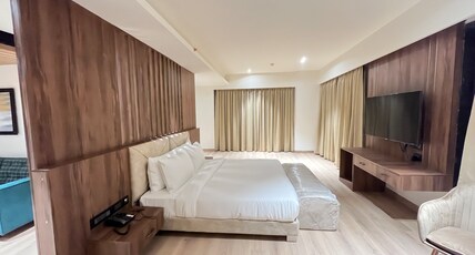 Hotel Dayal Gateway Room Type - Deluxe King Room