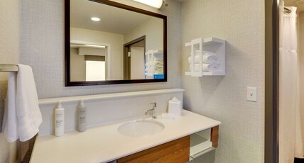 Hampton Inn & Suites by Hilton Rome Room Type - 1 KING MICROWV FRIDGE NS